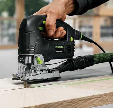 Caladora Festool PSB 300 EQ-Plus realizando cortes precisos en tablero de madera