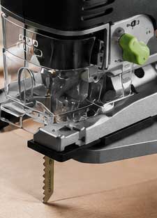 Operario utilizando la caladora Festool PSB 300 EQ-Plus en taller profesional