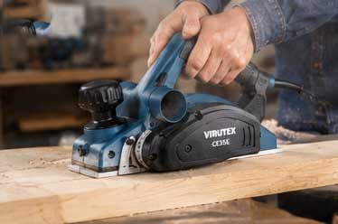 Cepillo eléctrico VIRUTEX CE35E realizando un rebaje en canto de madera con ajuste de profundidad