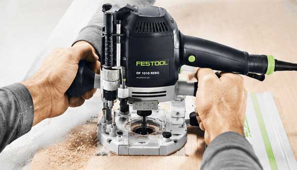Detalle lateral de la fresadora FESTOOL OF 1010 REBQ-Plus de alta precisión