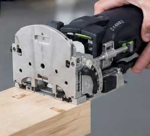 FESTOOL DOMINO DF 500 Q-Plus realizando mortajas en cantos de madera maciza