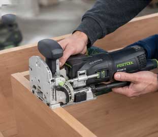 Uso de la ensambladora FESTOOL DOMINO DF 500 Q-Plus en montaje de muebles de madera