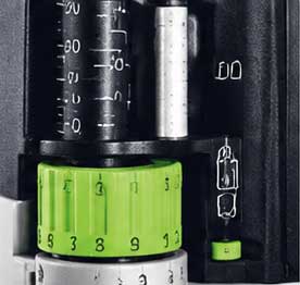 Fresadora FESTOOL OF 1010 REBQ-Plus trabajando sobre madera natural