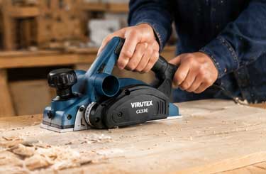 Cepillo eléctrico VIRUTEX CE35E utilizado en un taller profesional para alisado de madera