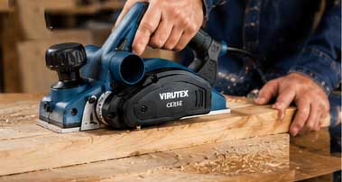Uso del cepillo VIRUTEX CE35E perfilando cantos y bordes de madera