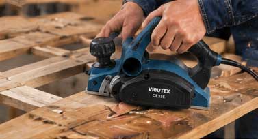 Cepillo VIRUTEX CE35E dejando un acabado fino y uniforme en superficie de madera