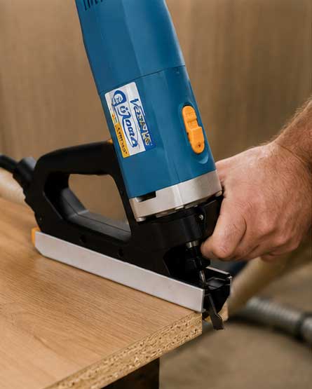 Fresadora VIRUTEX RA17VG realizando juntas sobre tablero de madera
