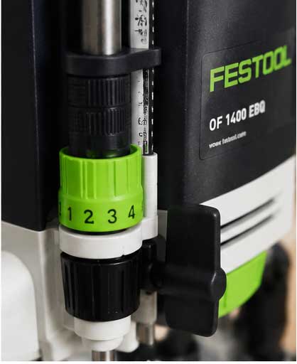 Detalle del sistema de aspiración de polvo de la fresadora Festool OF 1400 EBQ-Plus durante trabajo de fresado
