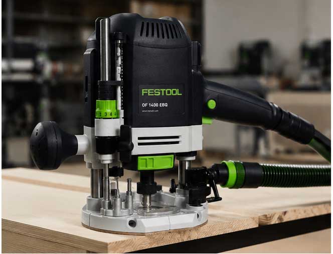 Carpintero utilizando fresadora Festool OF 1400 EBQ-Plus en madera maciza con guía profesional
