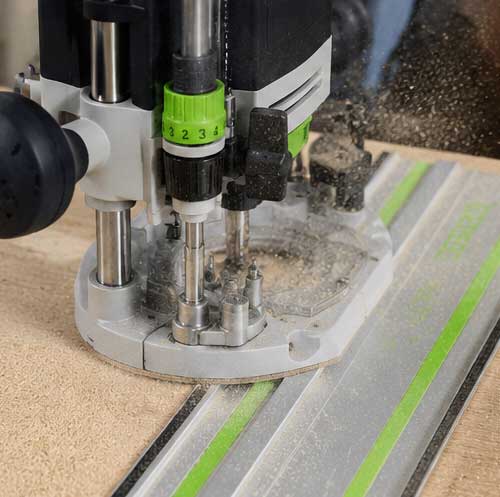 Festool OF 1400 EBQ-Plus utilizando sistema de guía profesional para cortes rectos y precisos